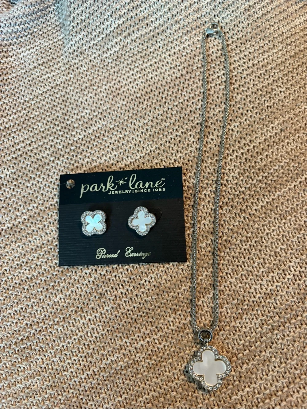 Park Lane White and Silver Clover Necklace with Matching Stud Earrings